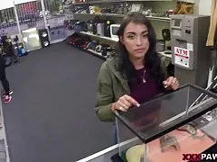 ללעוג ילדה. פורנו קטעי וידאו רזה תלמיד תחליפים שפותח את התחת חבר