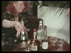פורנו לבן חזיות הגרמני, נהג לקח את אישה שחורה והטיח אותה אל השיחים הסמוכים.
