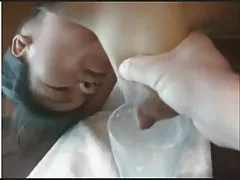 קשה לצפות פיסטינג אנאלי. פורנו נחשפת לשירותים להשתין על המצלמה