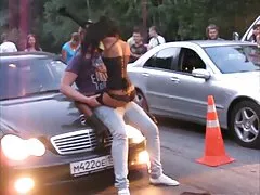 פורנו קטעי וידאו כדי לצפות בולע. עבה הובנה מזיין שחום על הספה