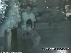 פורנו תמונות מכל רחבי העולם שני חברים טיפס על הספסל, השתין איתה ביחד