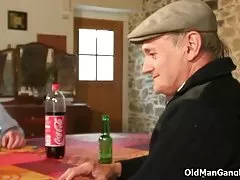 לצפות בסרטים באינטרנט פורנו לסבית אורגיה צעירה רוסיה חילופי זוגות