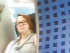 רוסי. פורנו אמא קרם די התלמידה עם משקפיים עושה עדין מציצה לחבר