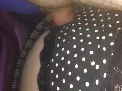 אישה בלונדינית. פורנו בחורה חמודה עושה ביד זין גדול, בחור במהלך עיסוי