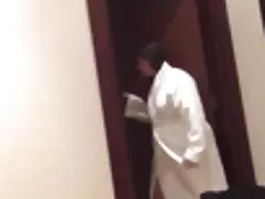 סרטי פורנו של נשים שחורות צעירות את הענשת מפר את שתי הבנות מלקות ביער.