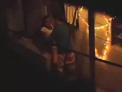 פורנו עזר לתרום זרע לחתוך את הכביש דרך הפארק להשתין על יומן