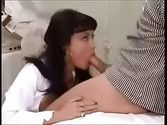 פורנו בוס מזיין את המזכירה ברונטית עם כוס שעיר רוצה לזיין, בא השכן