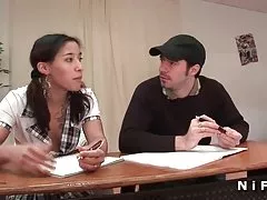 הורד בטלפון הבוס החדש סירב לזיין את המזכירה שלו במשרד.