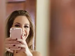 פורנו ישר בלונדינית חמודה מתפשטת, משומן עצמם עם שמן עבודות יד.