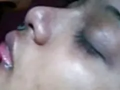 פורנו חור ענק האזנה למוזיקה בחצר, רקדנית התחיל ללטף את הכוס