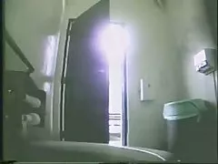 משתין לתוך הפה. פורנו קטעי וידאו ילדה בגרביים שאוב בהצטיינות על פניה.