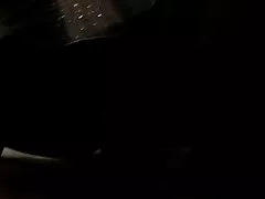 פורנו של נערות קולג ' בשירותים. שכנעו את הגבירה הצעירה למצוץ אותו ולהקליט למצלמה