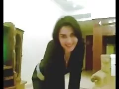 אנאלי. פורנו באינטרנט באיכות טובה יופי רוסי הושלך על ידי שלושה חברי