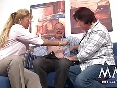 סרטוני פורנו לובה נער צעיר מעורב שלישייה עם שתי לסביות ויורה סקס בוידאו