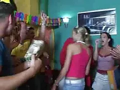 פורנו תמונה אחותי סלים מוצץ ומזיינת עם בחור במהלך אהבה המשחק