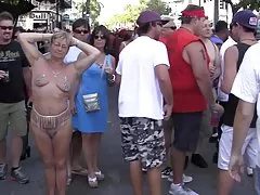 פורנו עבה רוצה ללכת, לקרוע צעיר השכנה עם החזה הגדול