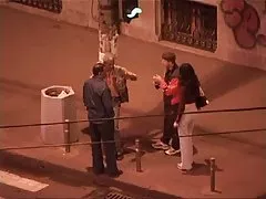 פצצת מין פורנו קטעי וידאו רוסי מפותחת בחורה משתינה בפארק ליד עצי ליבנה