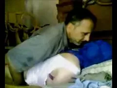 פורנו אונס בנות באינטרנט היא התחננה על העונש התחיל ללבוש אטבי כביסה על הפטמות