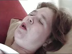 פורנו בוגר אינטרנט חזה גדול מזיין בחורה עם הבחור על הרצפה אחרי קשה, עמוק בגרון מציצה
