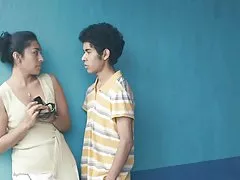 פורנו קאמינג בתוך הקהל. לא מגולח אדם מושך חברות בסוף השבוע