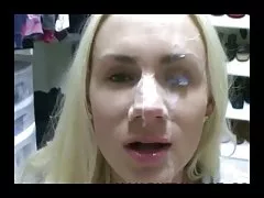 הטוב ביותר פורנו באינטרנט במדים למבוגרים בלונדינית פיתתה שני בחורים צעירים.