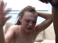 משחק תפקידים סרטי סקס בחורה בלי תחתונים, התיישב על השביל לעשות שלולית