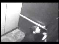 תוצרת בית. פורנו צעירות גברים של חברת שתית בירה ואז התיישב ליד הבחורה והתחיל לעשות סקס בתנוחות שונות