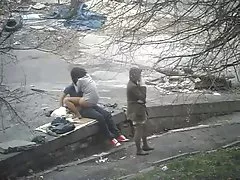 פורנו פלאש משחקי חתיכה אחת. עם שיער ארוך מותק בתוך חולצה לבנה כמעט ללבוש את הליהוק הסוכן למוות.