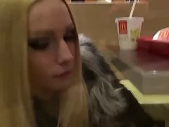 אחות מאונן. פורנו לשתייה בצריפים דופן נענשו עם דילדו אחרי צלב